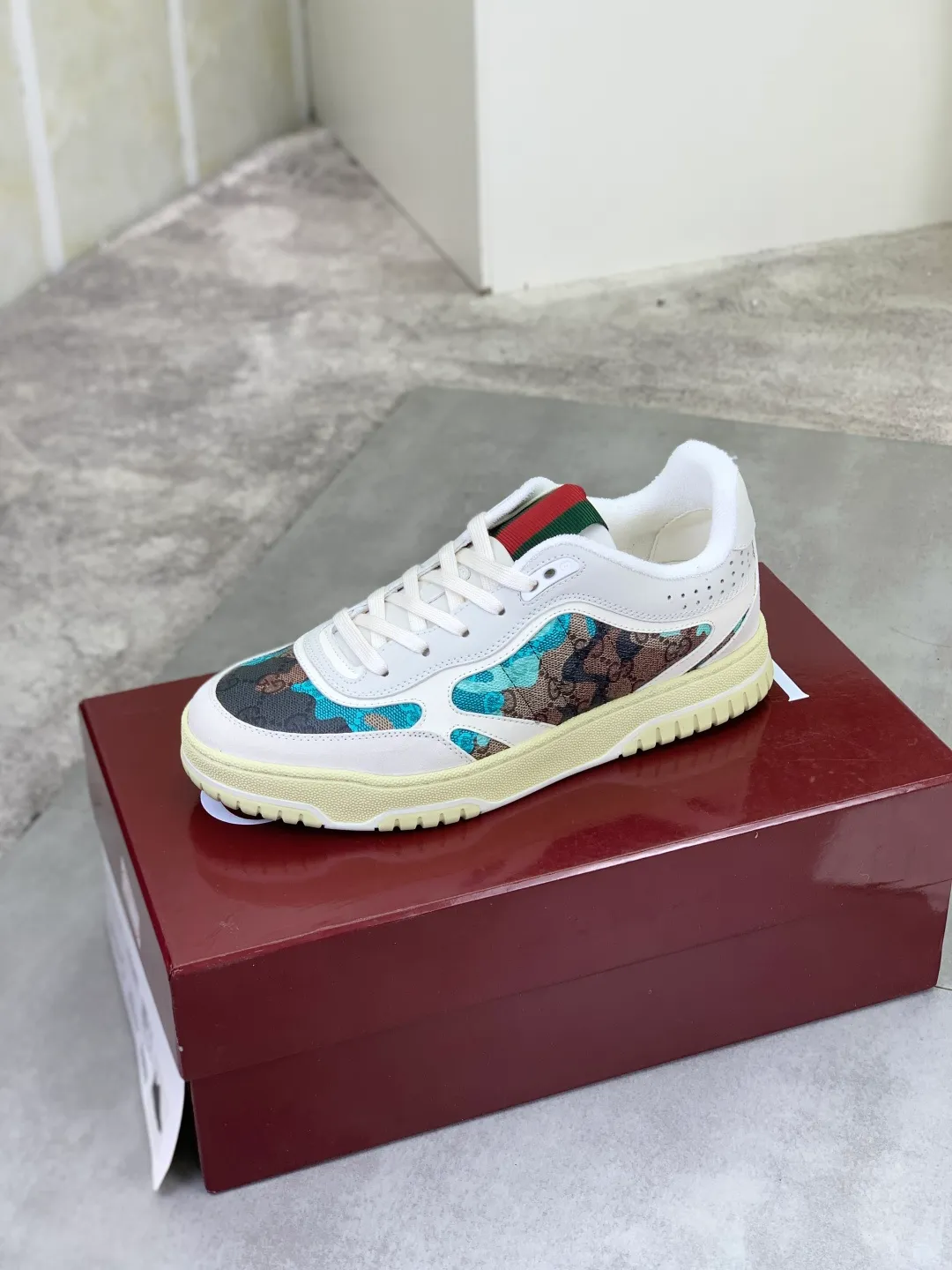 Men's shoes 💰P542 New Gucci autumn and winter low-end catwalk casual sneakers, top version! Oil edge craftsmanship. New model for early spring, creating a perfect style, cool and sassy, ​​c-position fashionable wear, classic shoe style with retro and futuristic feel, showing exquisite texture! Open mold to customize high-density outsole. Comes fully packaged. Size: 40-45 Fabric: Imported calfskin punching Lining: Imported original towel lining